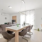 Apartman 4 Bedroom Amazing In *