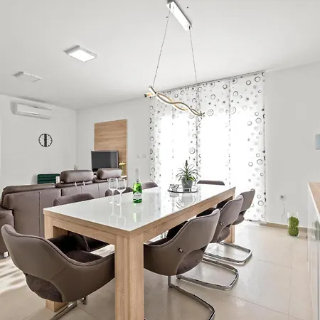 Appartement 4 Bedroom Amazing In *